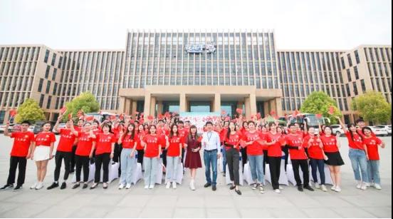 做白色的牛奶，創(chuàng)紅色的企業(yè)，花花牛乳業(yè)集團(tuán)青春歌會(huì)慶祝建黨100周年