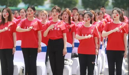 做白色的牛奶，創(chuàng)紅色的企業(yè)，花花牛乳業(yè)集團(tuán)青春歌會(huì)慶祝建黨100周年