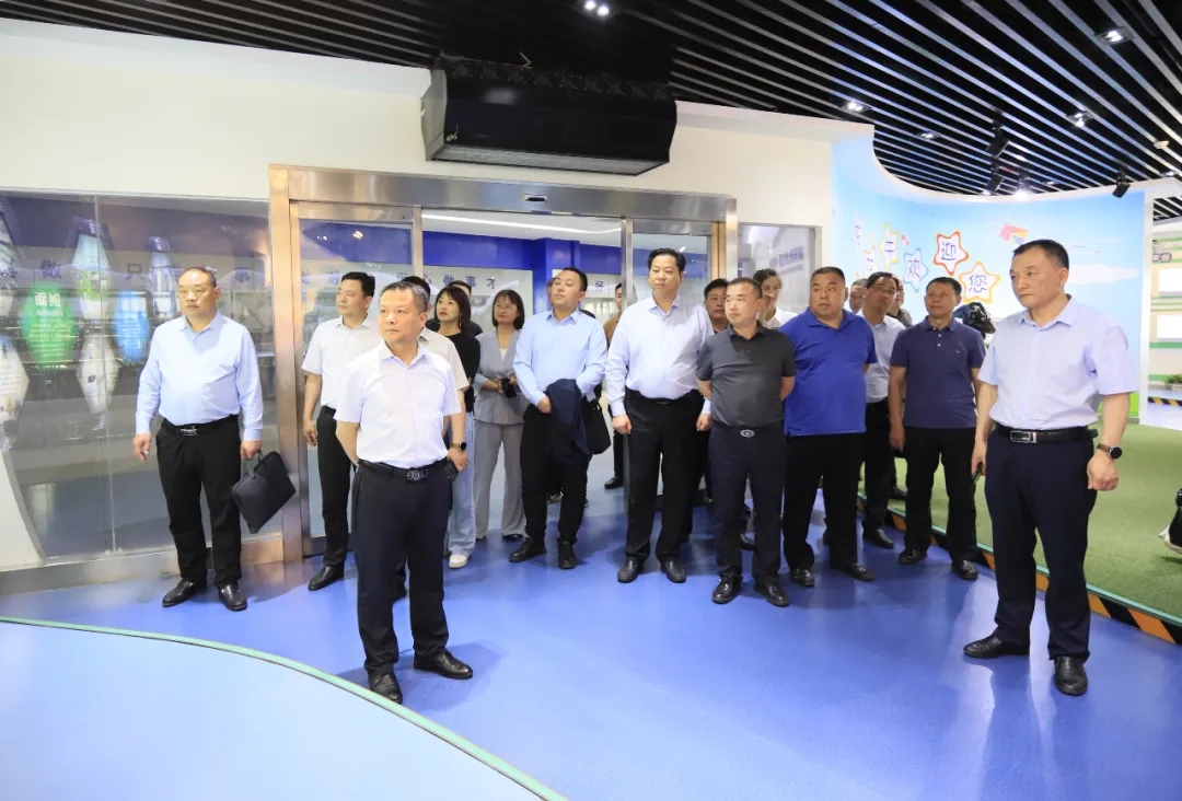 供銷聯(lián)動(dòng)，創(chuàng)新共贏丨河南農(nóng)投集團(tuán)內(nèi)部業(yè)務(wù)協(xié)同交流會(huì)在花花牛乳業(yè)集團(tuán)順利召開(kāi)