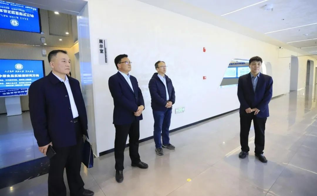 花花牛乳業(yè)集團(tuán)黨委書記、董事長唐洪峰一行赴中原食品實(shí)驗(yàn)室同中國工程院院士、中原食品實(shí)驗(yàn)室主任任發(fā)政座談交流