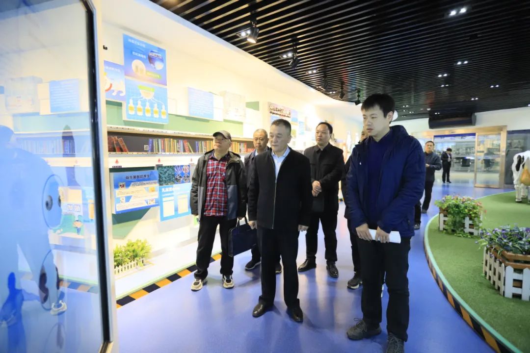 河南省發(fā)展改革委價調處副處長馬冰一行蒞臨花花牛乳業(yè)集團參觀調研