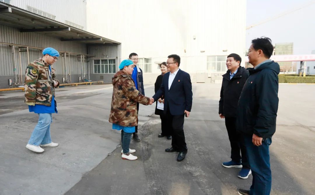 新春慰問(wèn)送關(guān)懷——集團(tuán)黨委書(shū)記、董事長(zhǎng)慰問(wèn)春節(jié)期間堅(jiān)守崗位的一線職工