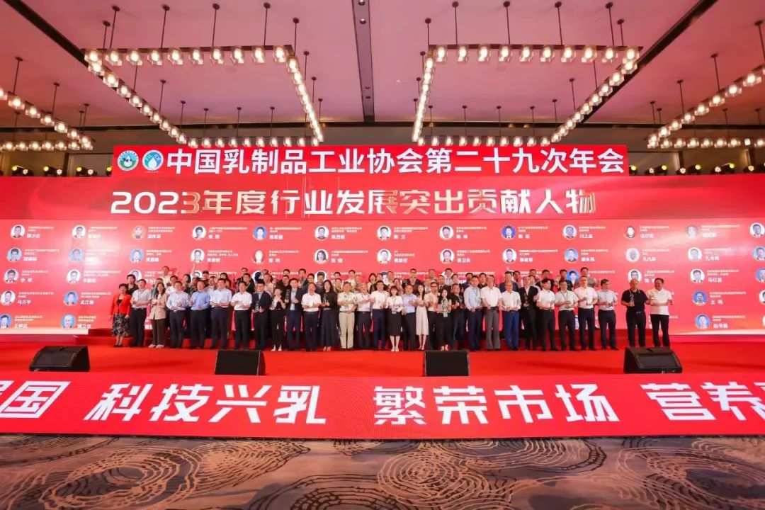 參觀拓思路 交流促發(fā)展 | 集團(tuán)領(lǐng)導(dǎo)參加中乳協(xié)第二十九次年會(huì)暨中國(guó)（國(guó)際）乳業(yè)技術(shù)博覽會(huì)并到江西陽(yáng)光乳業(yè)參觀座談