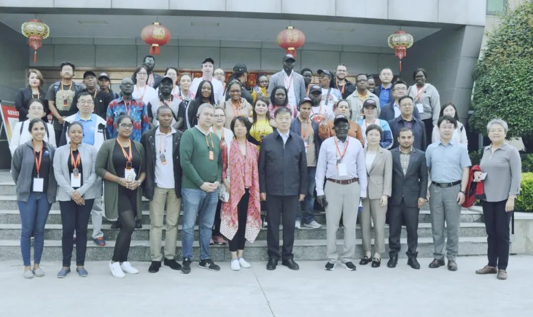 北京大學南南合作與發(fā)展學院教授、全球伙伴關(guān)系主任周詠梅一行蒞臨花花牛平輿瑞亞牧業(yè)參觀調(diào)研