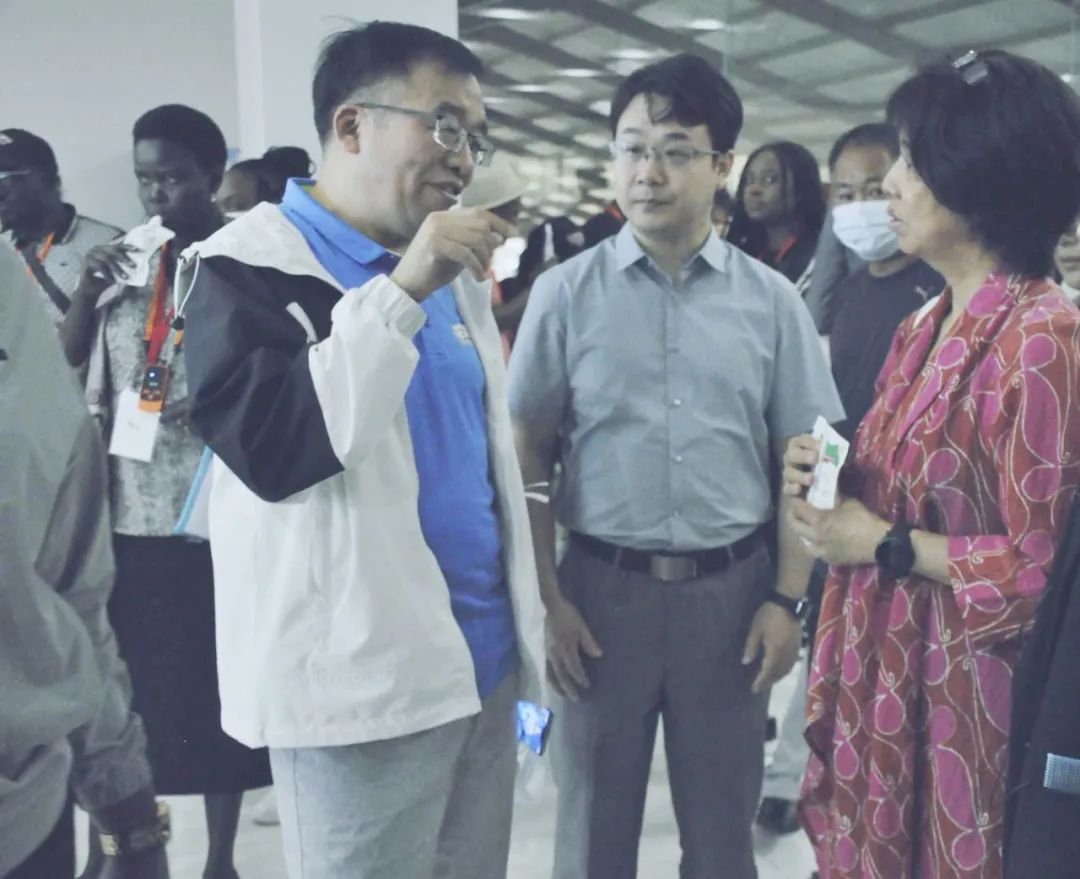 北京大學南南合作與發(fā)展學院教授、全球伙伴關(guān)系主任周詠梅一行蒞臨花花牛平輿瑞亞牧業(yè)參觀調(diào)研