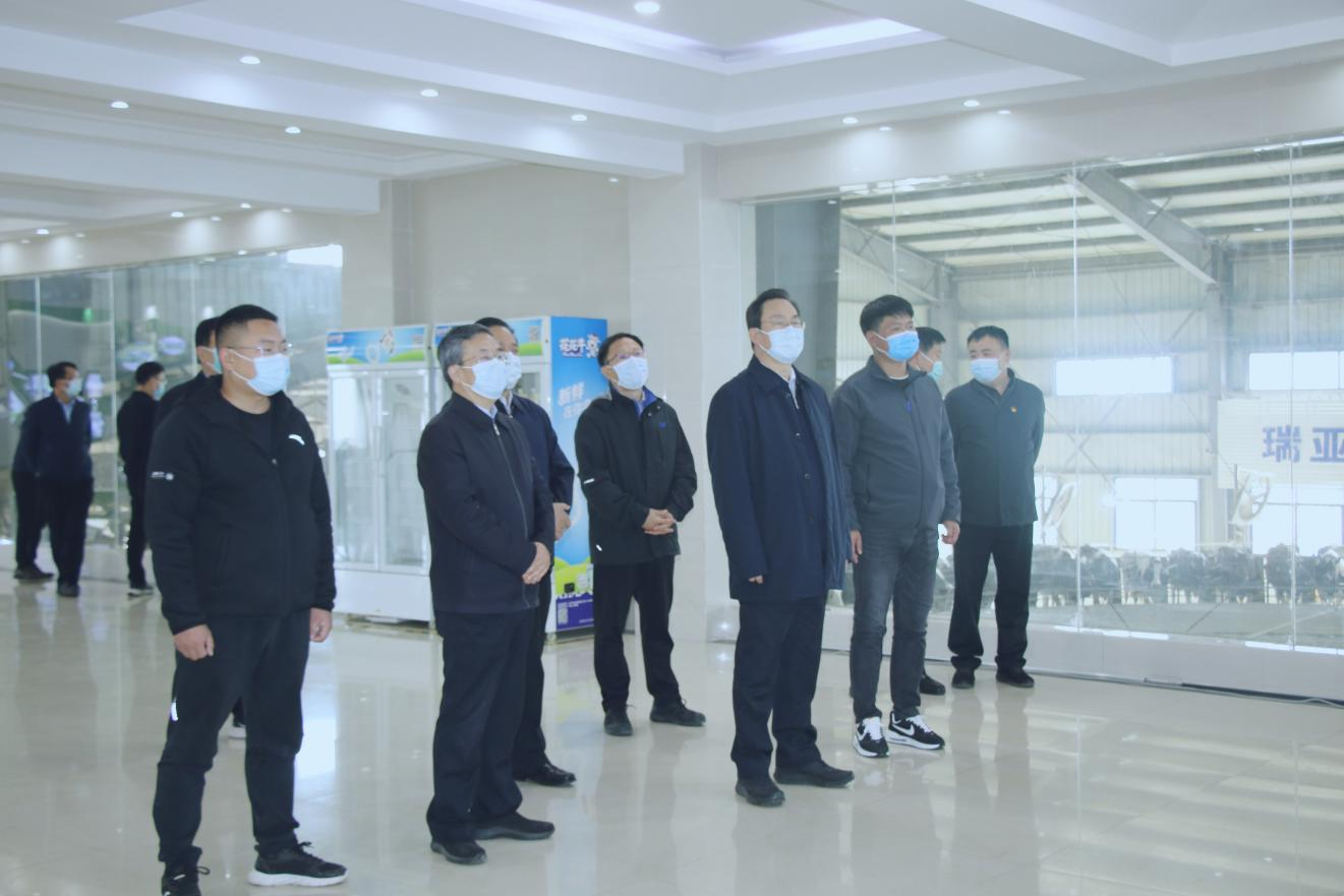 河南省人大常委會(huì)黨組書(shū)記、副主任孔昌生蒞臨花花牛魯山瑞亞牧場(chǎng)參觀調(diào)研