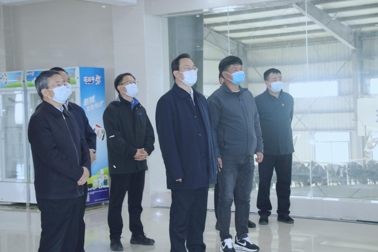 河南省人大常委會(huì)黨組書(shū)記、副主任孔昌生蒞臨花花牛魯山瑞亞牧場(chǎng)參觀調(diào)研