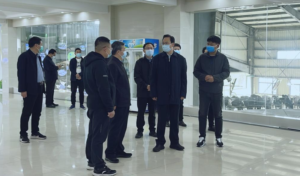 河南省人大常委會(huì)黨組書(shū)記、副主任孔昌生蒞臨花花牛魯山瑞亞牧場(chǎng)參觀調(diào)研