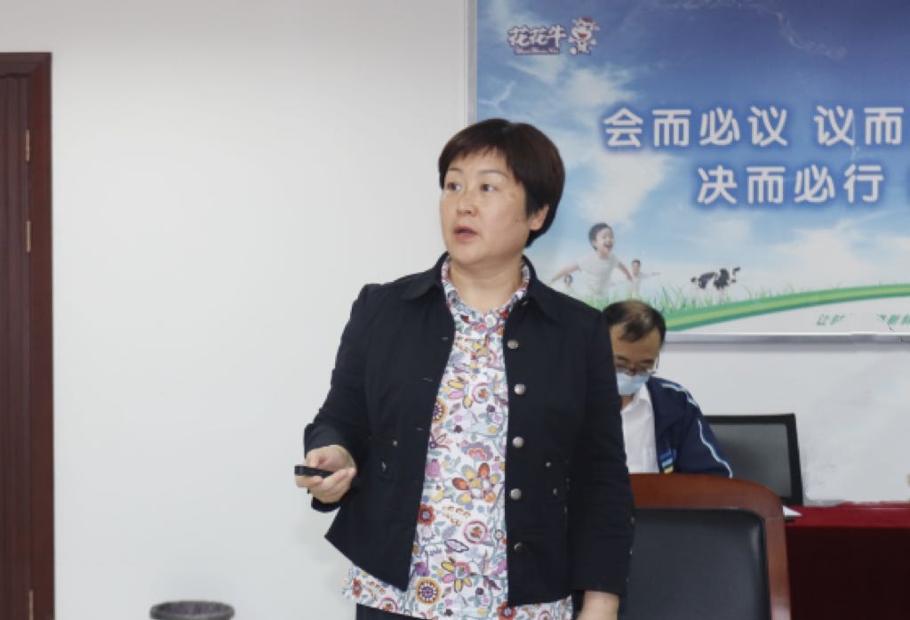 繼往開來 · 再創(chuàng)輝煌 | 花花牛乳業(yè)集團(tuán)召開9月營銷、養(yǎng)殖及飼料月度經(jīng)營工作會(huì)議