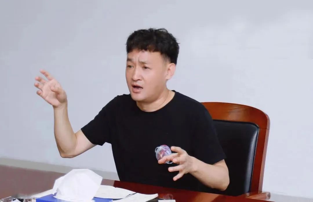 勇?lián)姑な卣齽?chuàng)新｜花花牛乳業(yè)集團召開營銷、養(yǎng)殖及飼料月度經(jīng)營工作會議