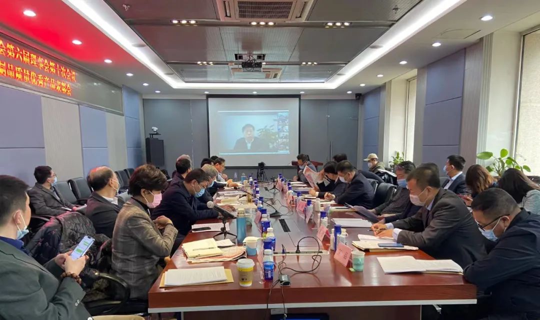 榮膺乳業(yè)三大金獎(jiǎng)，花花牛以產(chǎn)業(yè)融合發(fā)展推進(jìn)奶業(yè)高質(zhì)量發(fā)展