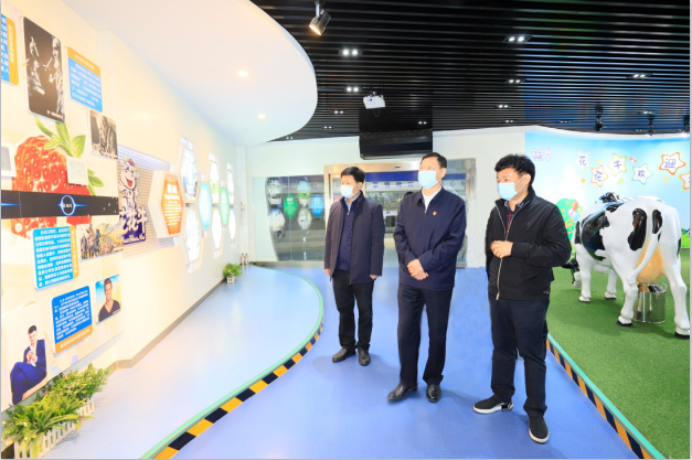 河南省委農(nóng)辦主任、農(nóng)業(yè)農(nóng)村廳廳長申延平一行調(diào)研河南花花牛乳業(yè)集團(tuán)