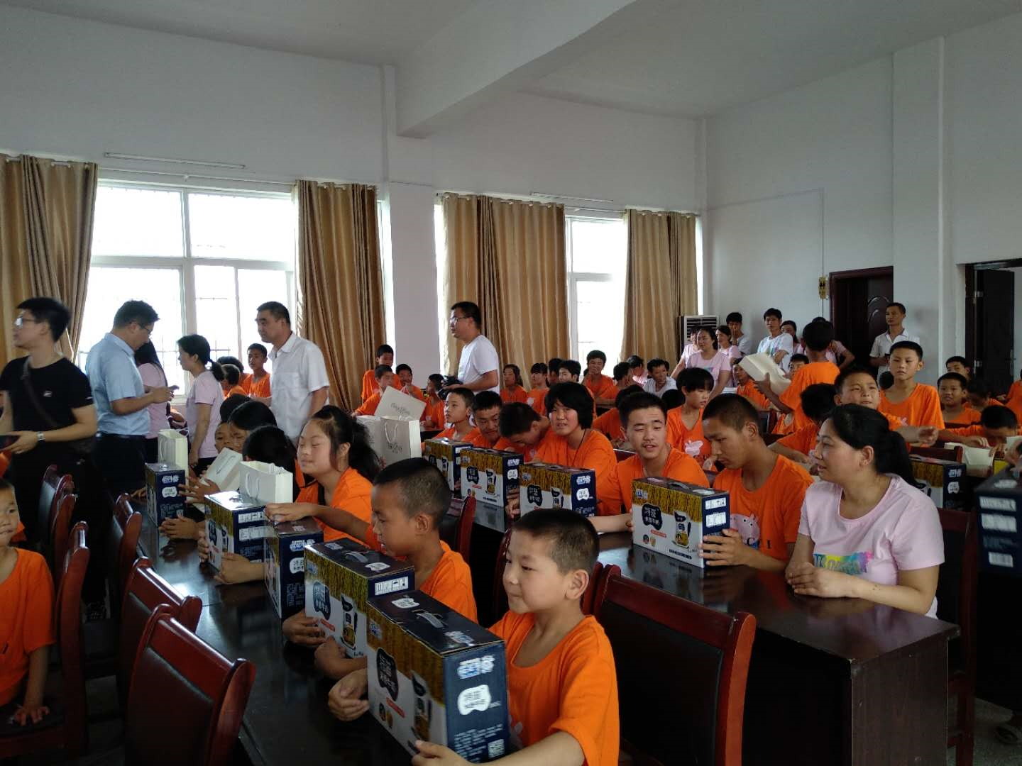 “關(guān)愛(ài)特殊兒童，讓愛(ài)灑滿人間—花花牛乳業(yè)集團(tuán)2018中國(guó)小康牛奶行動(dòng)” 公益助學(xué)泌陽(yáng)捐贈(zèng)儀式