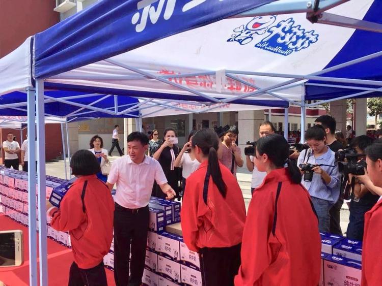 “健康中原，牛奶伴您行——花花牛乳業(yè)集團(tuán)2018中國小康牛奶行動” 公益助學(xué)啟動儀式隆重舉行