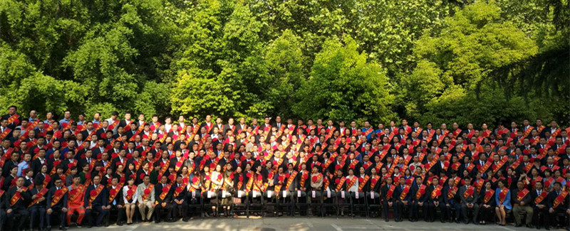 河南花花牛乳業(yè)集團(tuán)股份有限公司阮曉琦、王曉龍榮獲“鄭州市勞動(dòng)模范”榮譽(yù)稱號(hào)