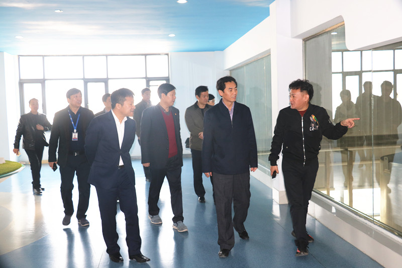 封丘縣縣長王獻臣一行蒞臨 花花牛集團養(yǎng)殖、乳品事業(yè)部參觀調(diào)研