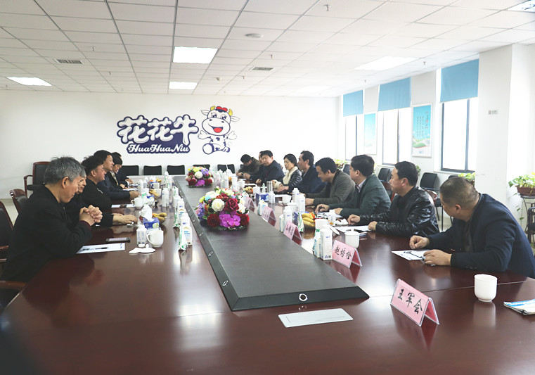 封丘縣縣長王獻臣一行蒞臨 花花牛集團養(yǎng)殖、乳品事業(yè)部參觀調(diào)研