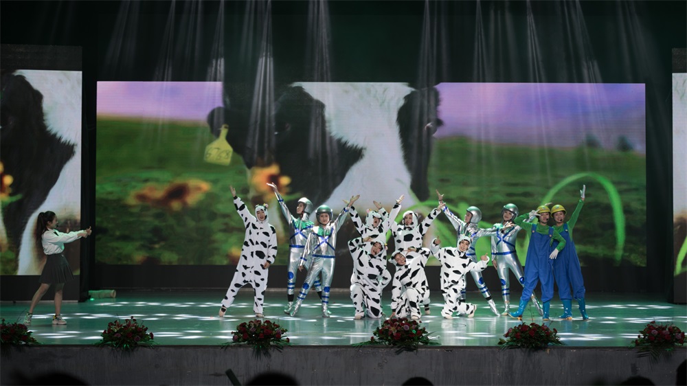 “不忘初心、聚力前行” 花花牛集團2018迎新春聯(lián)歡會隆重舉行