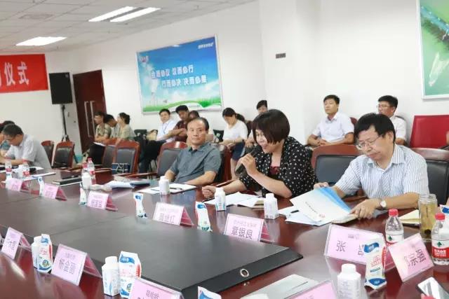 河南省食品安全座談會暨百場食安講座進(jìn)校園啟動儀式在花花牛舉行