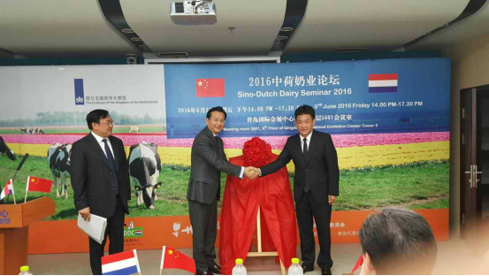 花花牛牛氣沖天！農(nóng)業(yè)部長(zhǎng)品嘗“領(lǐng)暢”點(diǎn)贊，又獲國(guó)際奶業(yè)平臺(tái)青睞