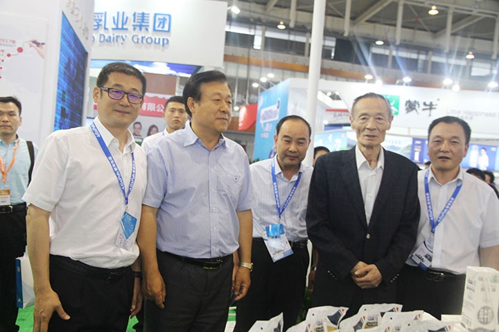 花花牛亮相第八屆中國奶業(yè)大會，又獲農(nóng)業(yè)部長一聲贊！