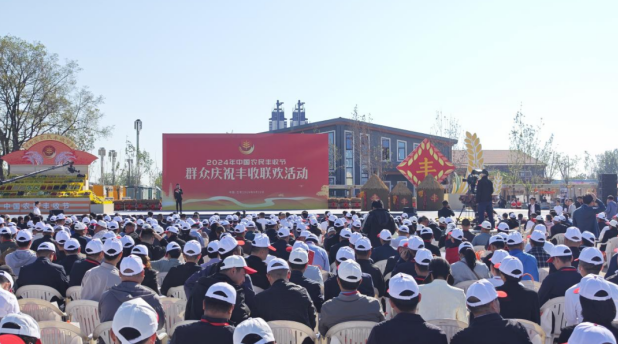 領(lǐng)導關(guān)懷 | 國務(wù)院副總理劉國中在2024年中國農(nóng)民豐收節(jié)全國主場活動上參觀花花牛展臺，關(guān)注并了解花花牛3.8g鮮牛奶等產(chǎn)品