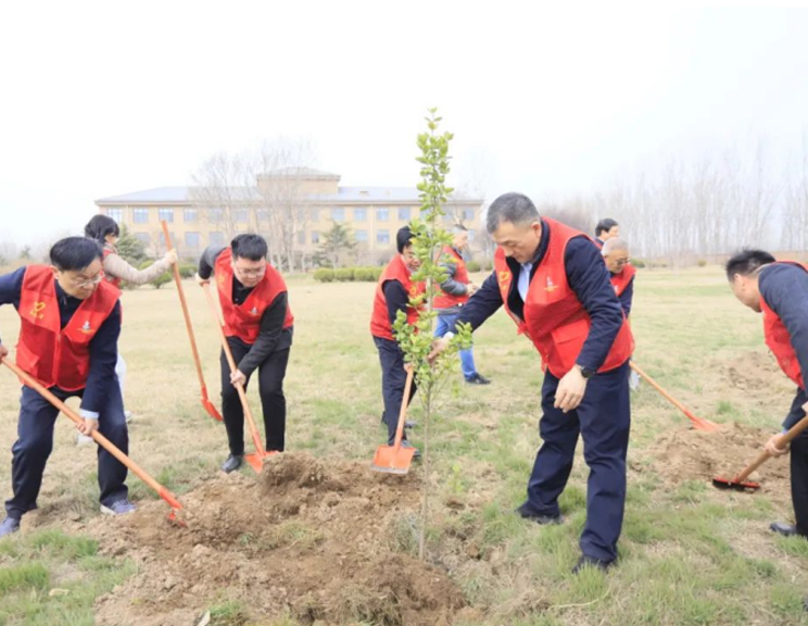 河南花花牛乳業(yè)集團(tuán)開展“綠色發(fā)展踐初心 植樹護(hù)綠先鋒行”植樹活動(dòng)