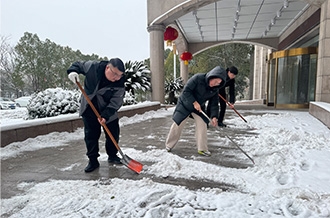 掃雪除冰 展現(xiàn)擔當 ——花花牛乳業(yè)集團開展掃雪除冰志愿服務活動