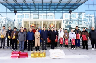 新春佳節(jié)暖人心 堅守一線顯擔當 ——河南農(nóng)業(yè)投資集團黨委委員、副總經(jīng)理兼花花牛乳業(yè)集團黨委書記、董事長張峰慰問花花牛乳業(yè)在崗員工